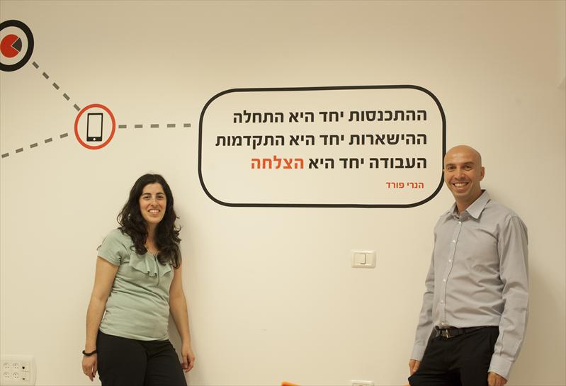 עיצוב קירות משרד biz make biz