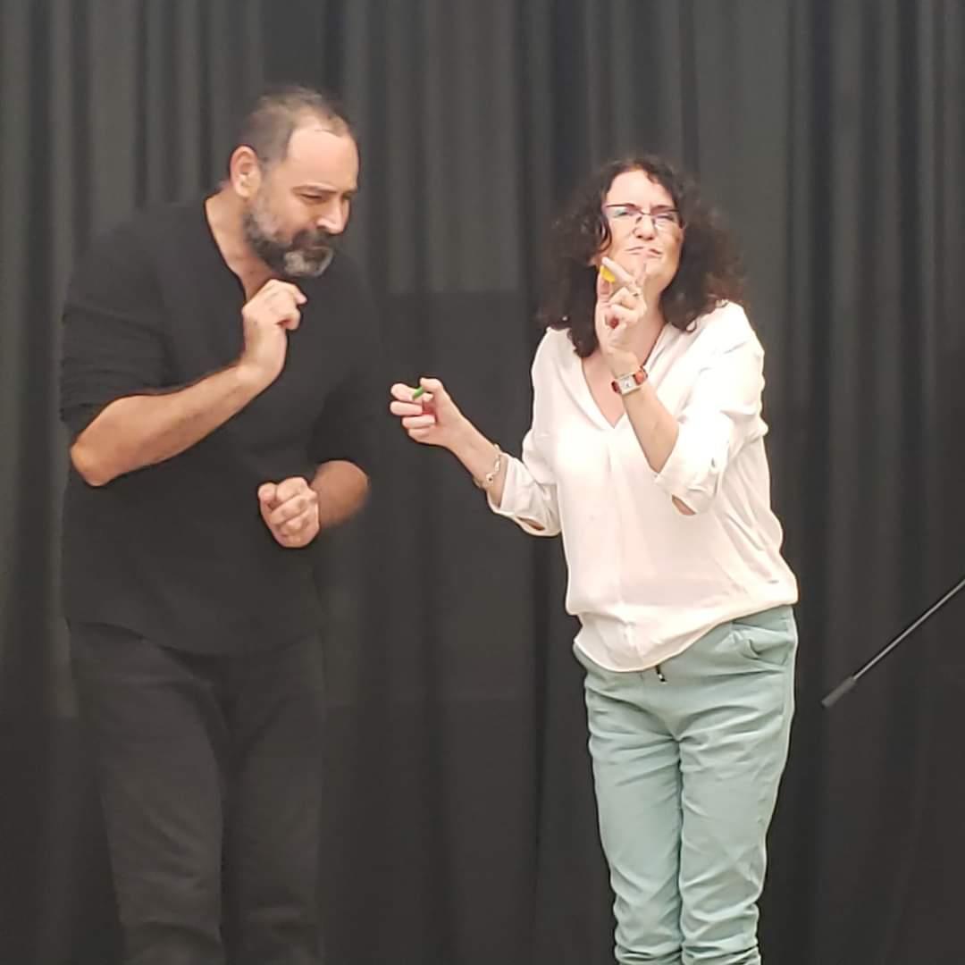 כשהמנחה גם מופיעה..