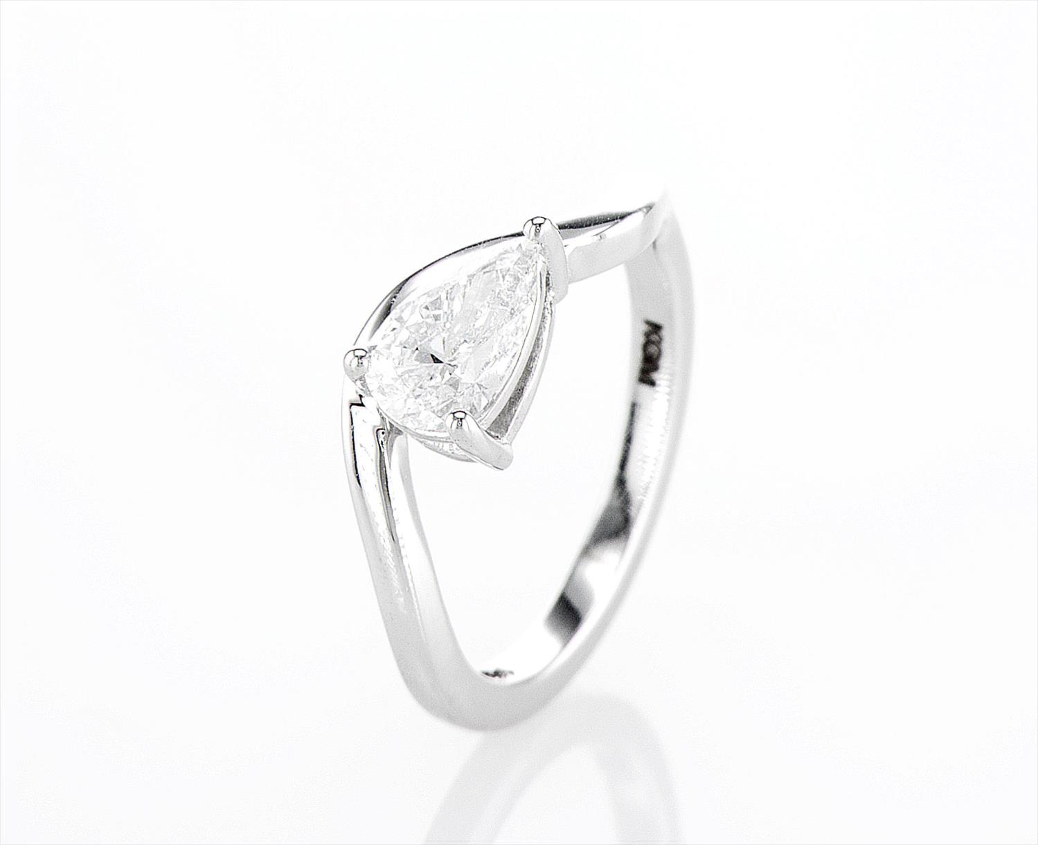 טבעת זרת זהב לבן משובצת יהלום טיפה.pinky ring in white gold set with a pear shape diamond