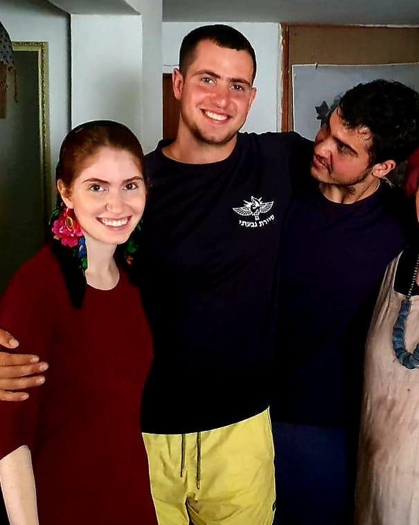 עם האחות התאומה חיה מושקא בנבניסתי והאח ניצן צברי ארנון בנבניסטי הי״ד יליד 1997 לוחם שנפל בקרבות