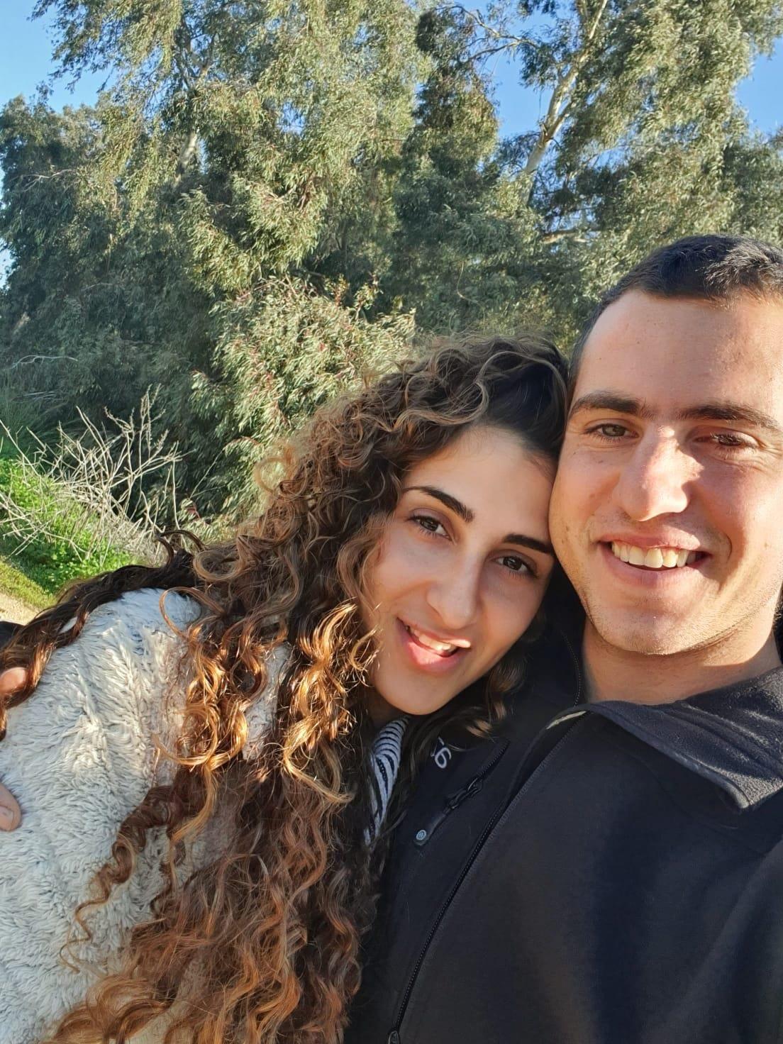 עם האהובה עמה תכנן להתחתן לאחר המלחמה ארנון בנבניסטי הי״ד יליד 1997 לוחם שנפל  מלחמת חרבות ברזל