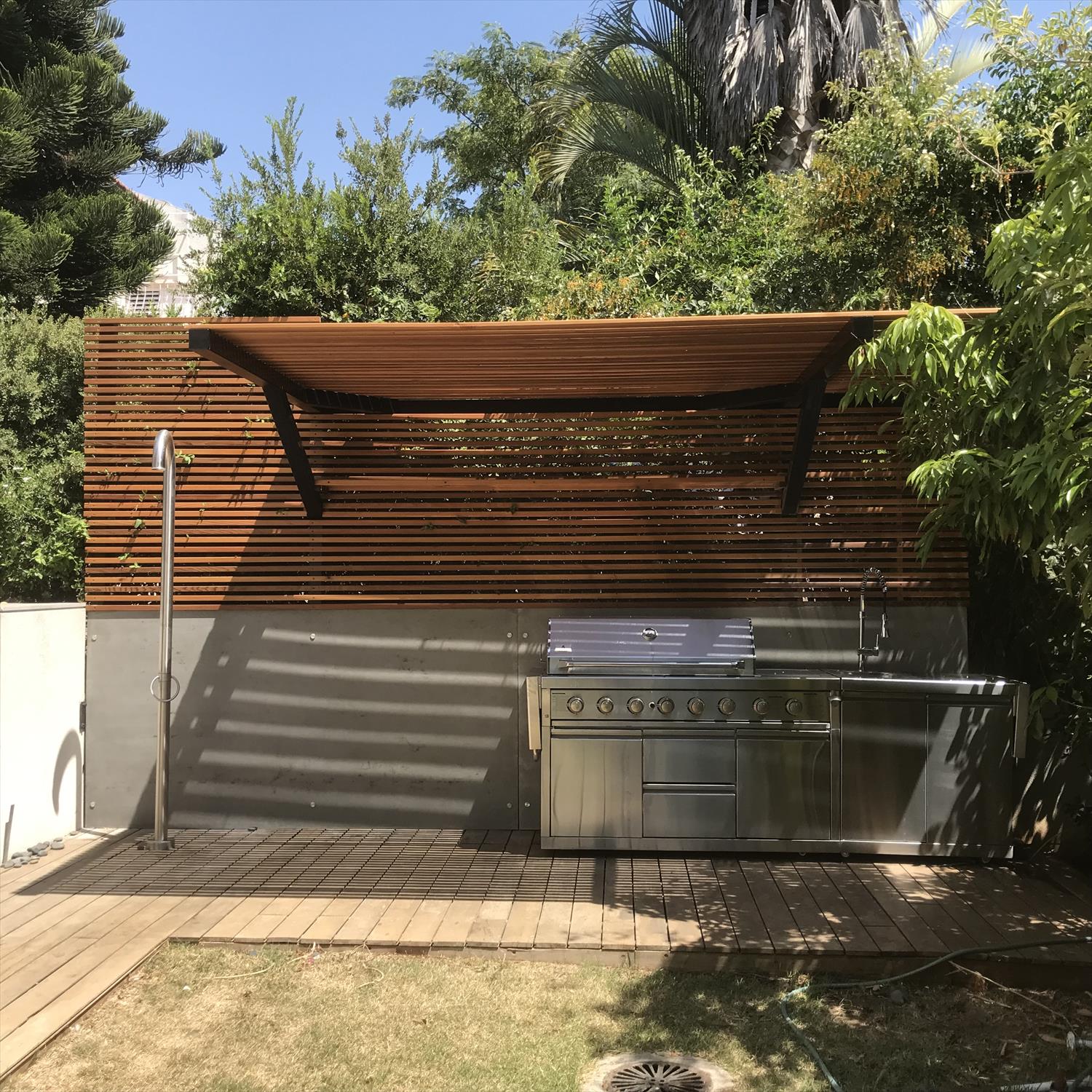 פרגולה משולבת עץ סידר צמנט אדריכלי וברזל