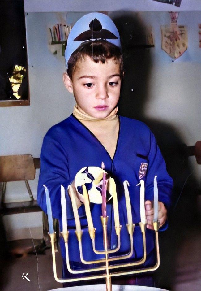 צילום הדלקת נר חנוכה רפי פרץ צעיר תמונה דיוקן אמן צייר אמנות ישראלית ציור ספרי שירה רישום אמנים