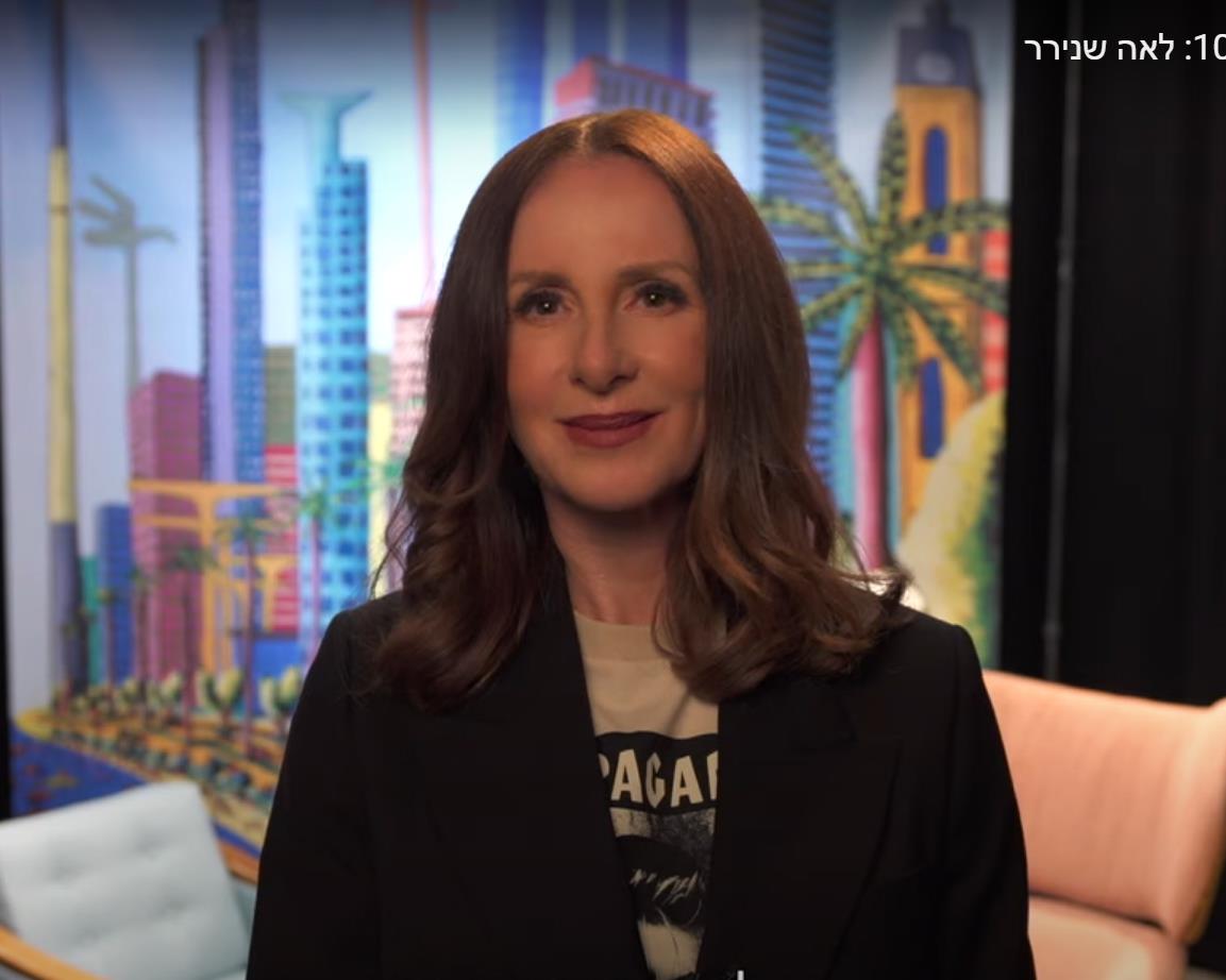 לאה שנירר יוצרת מודרנית היוצרות המודרניות בתכנית טלוויזיה קיבלתי תכנית אירוח ברקע ציור רפי פרץ