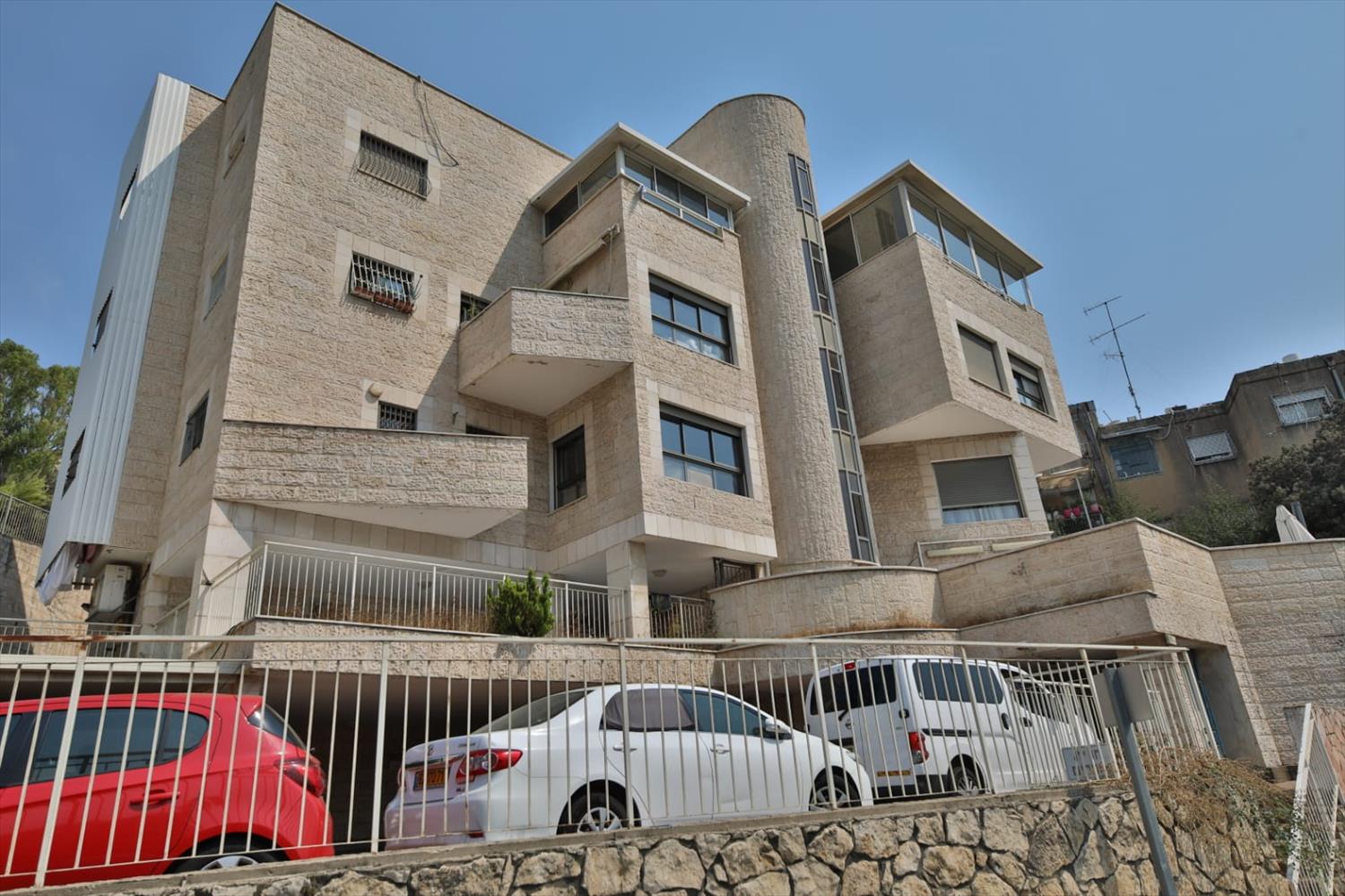 למכירה דירת 5 חדרים בשכונת רוממה , חיפה