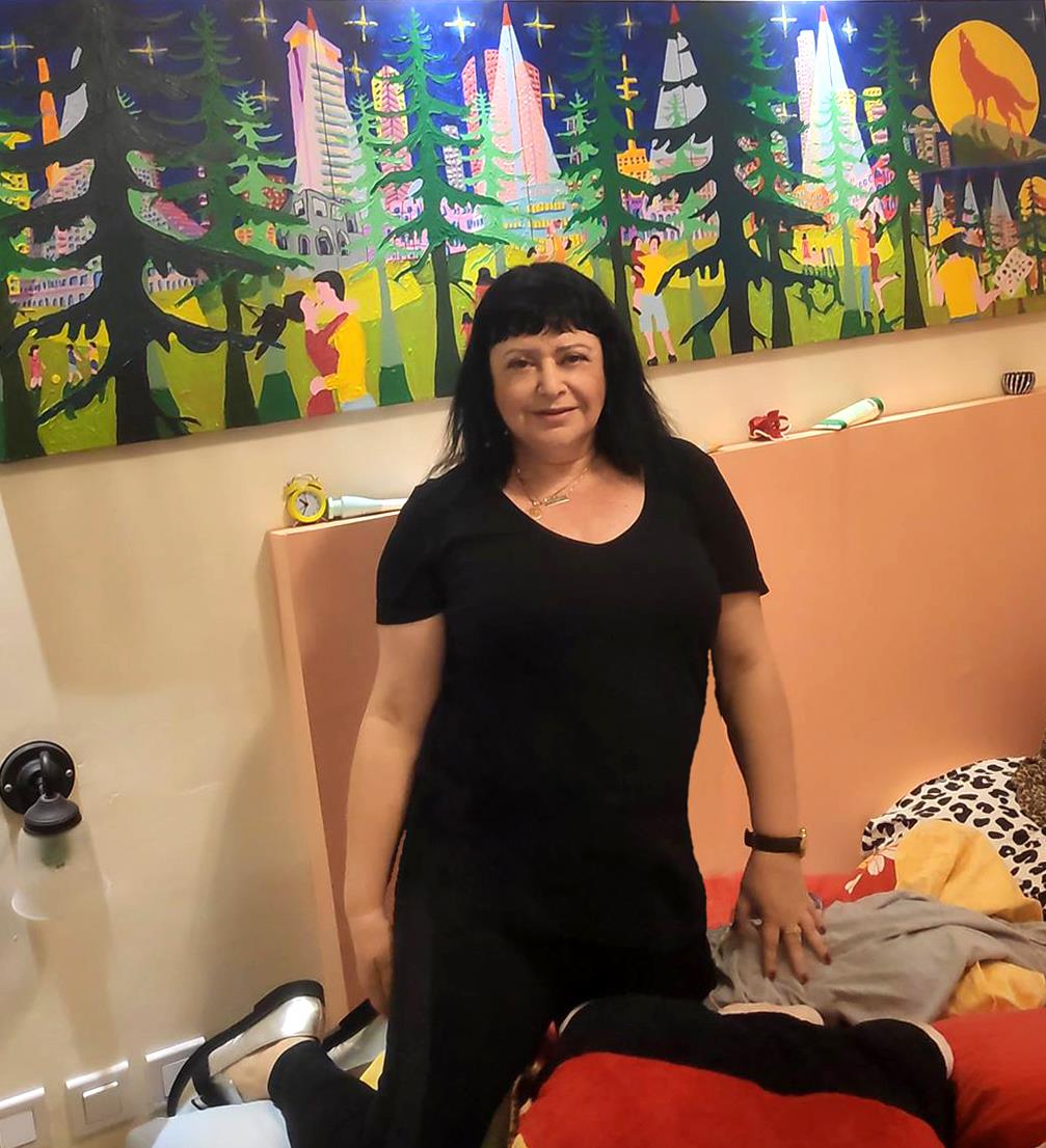 האספנית המודרנית אוספת ציורים נאיביים ציור נאיבי ענת אנגל אספנית אמנית יוצרת ישראלית מודרנית