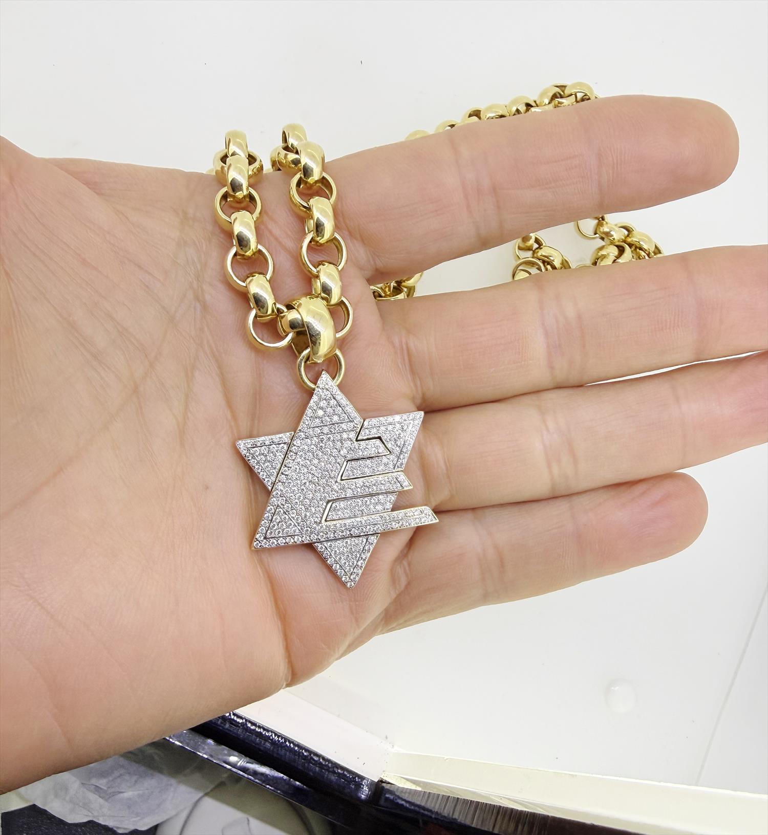תליון מגן דוד גדול מעוצב ומיוחד משובץ יהלומים טבעיים בחיתוך עגול.
