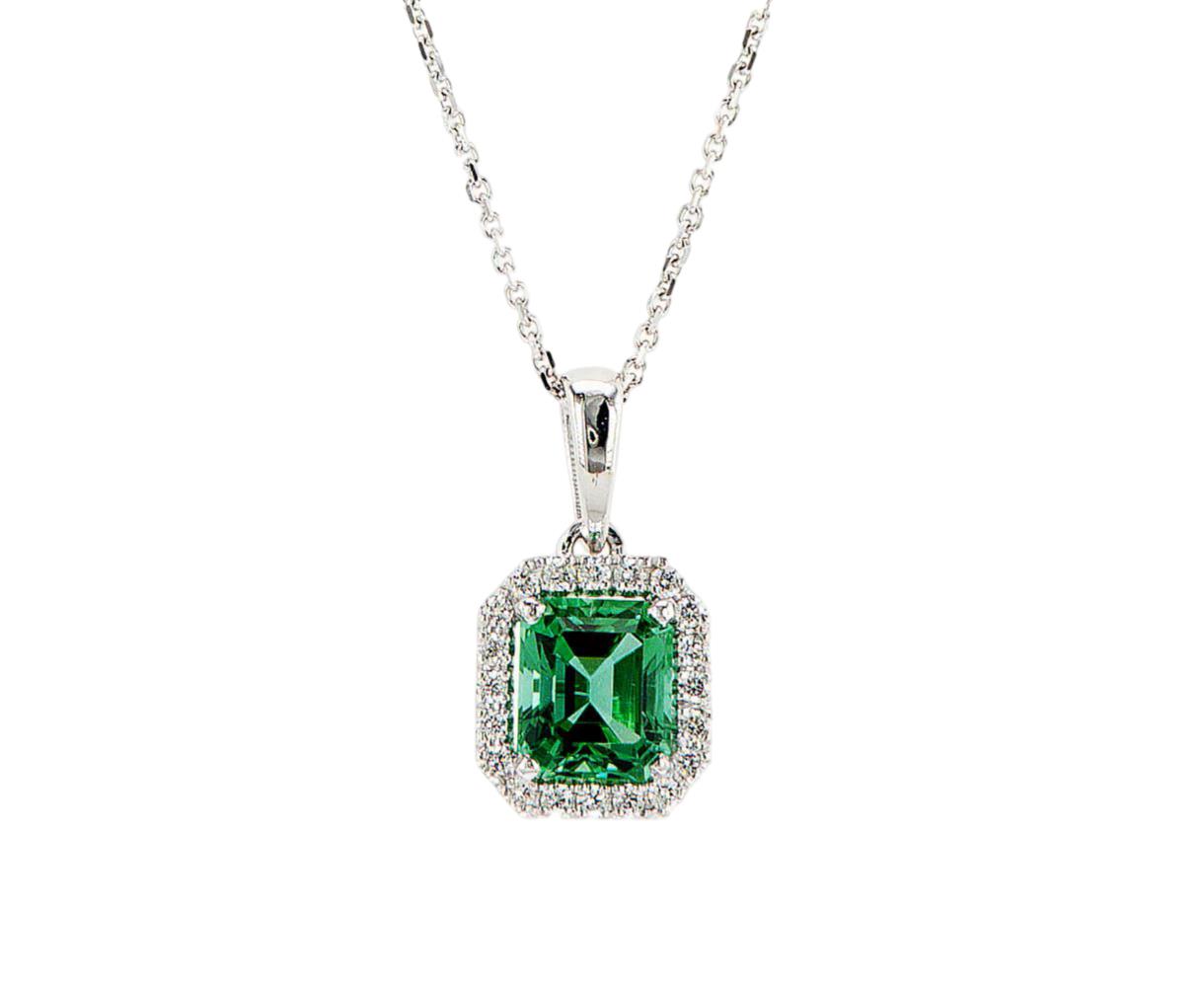 תליון יהלום ירוק עם היילו יהלומים לבנים green diamond pendant with halo