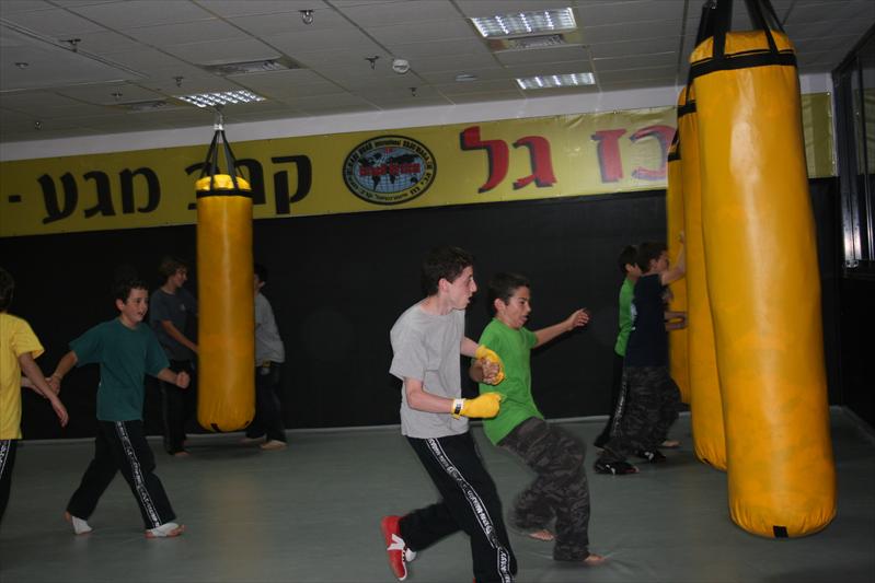 אימון קרב מגע והגנה עצמית לילדים ונוער בגיל 10-14