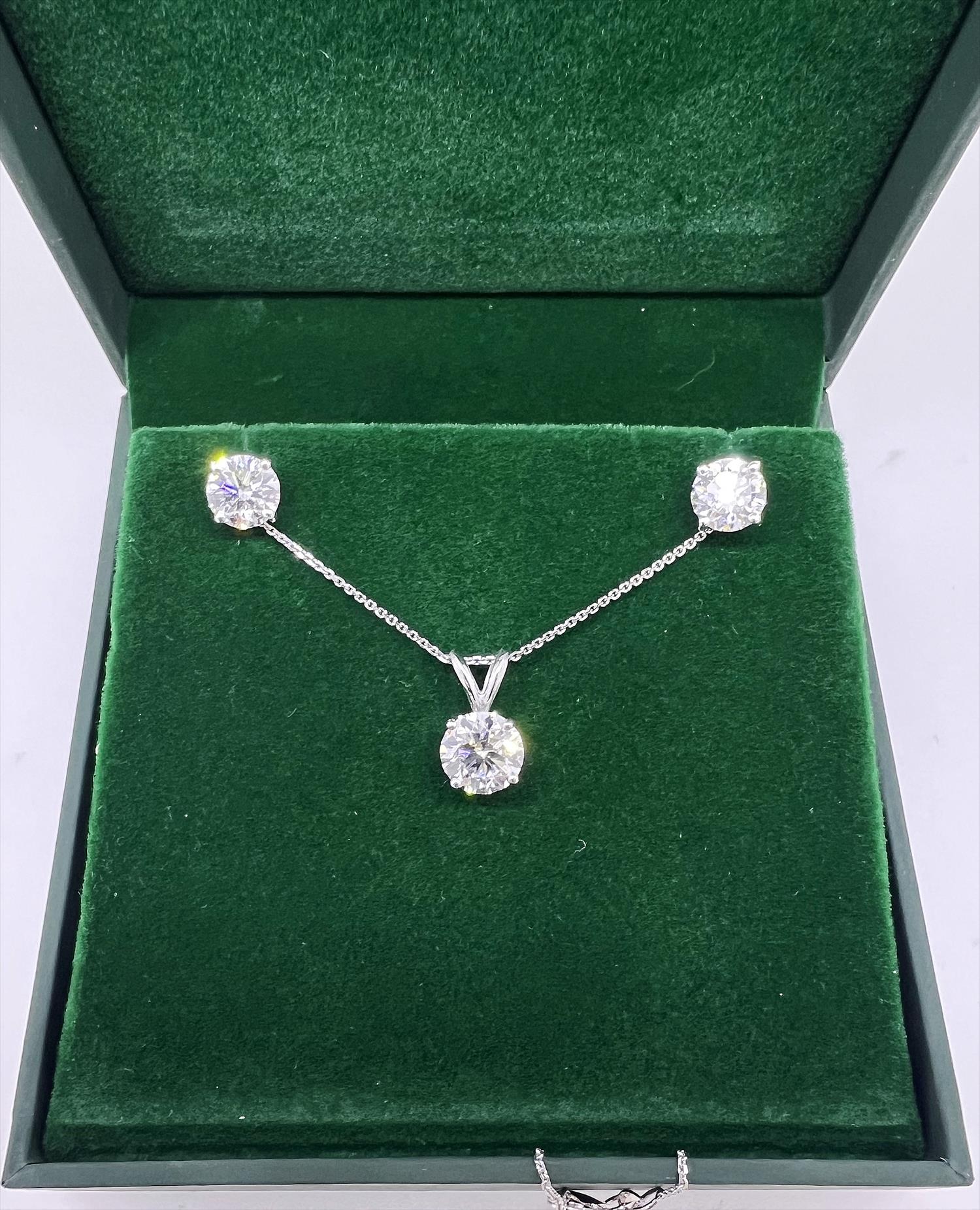 סט שרשרת יהלום 1.6 קראט ועגילי סטאדס קראטים. set pendant 1.6 carat and stud earrings
