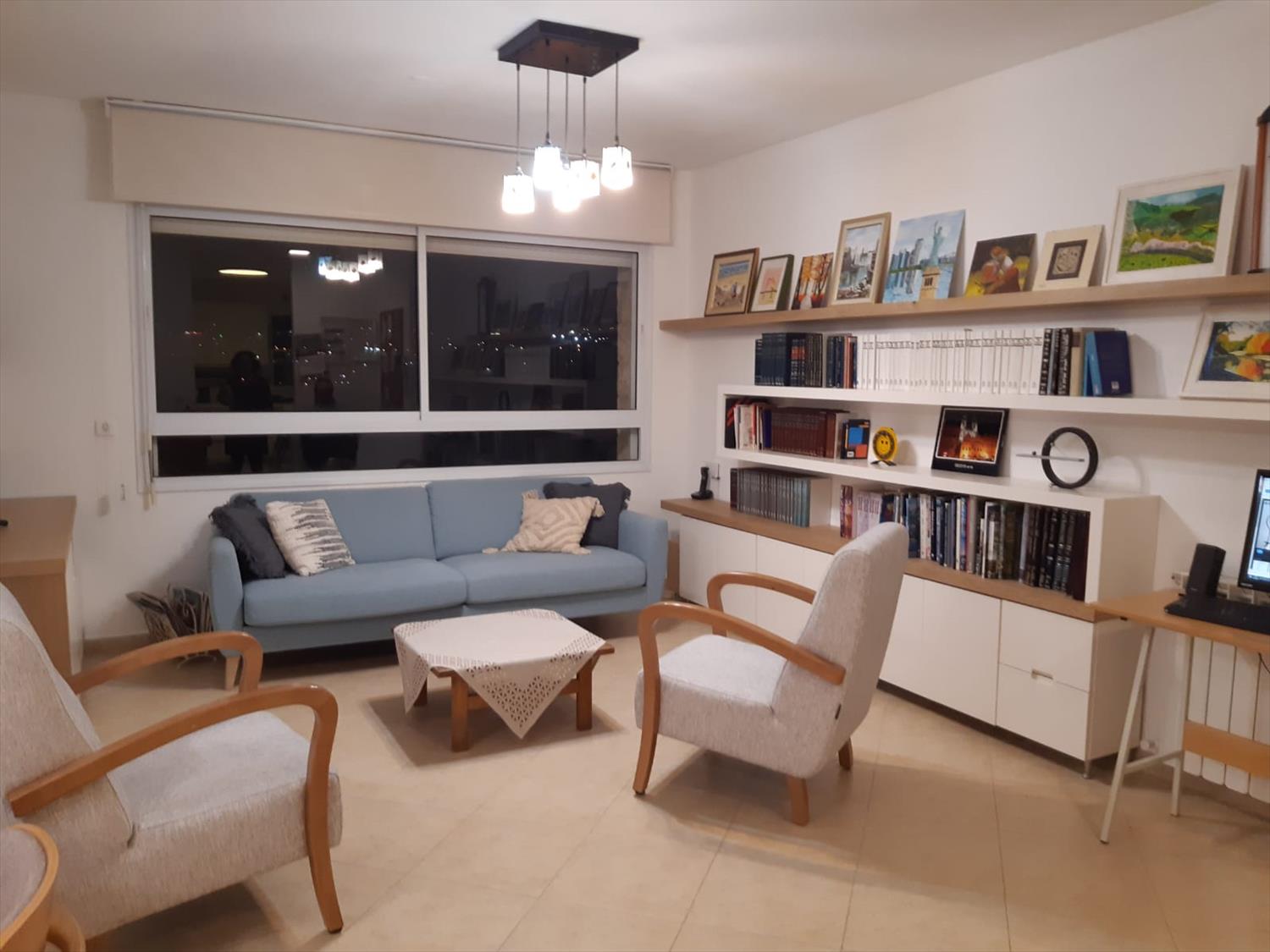 עיצוב סלון וספריה ייחודית
