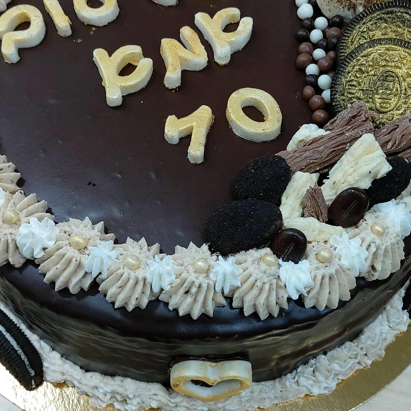 עוגת שוקולד עשירה בשכבות