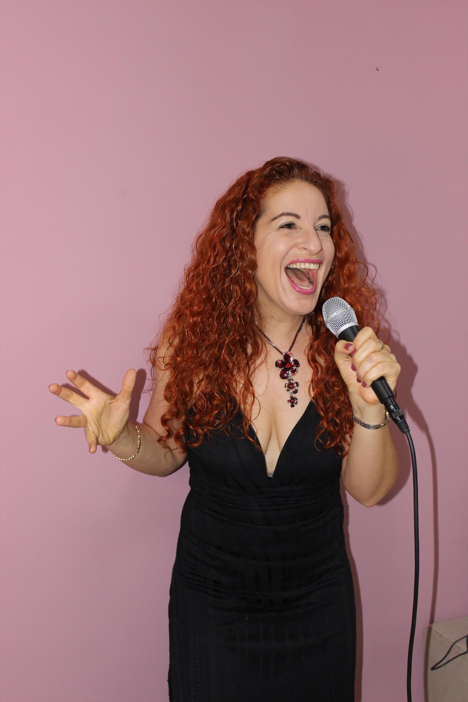זמרת - אריאלה שחק