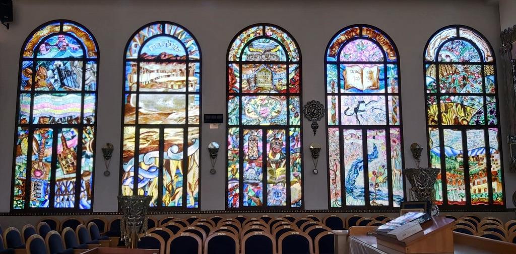 קירות מסך וחלונות מעוצבים בבתי כנסת מבני ברק עד קרית גת.