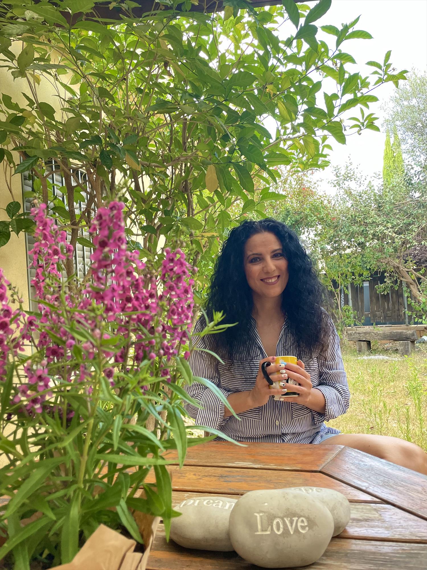 נעים להכיר שמי שרון חנן - אשמח להכיר גם אתכן ואתכם