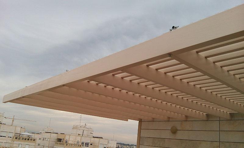 פרגולה תלויה מאלומיניום במראה דמוי עץ בצבע שמפניה