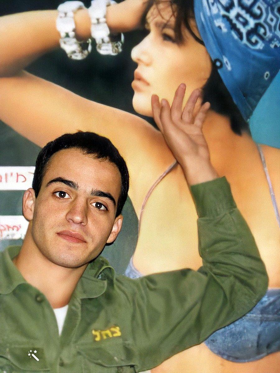 צילום במדי צבא רפי פרץ צעיר תמונה דיוקן אמן צייר אמנות ישראלית ציור ספרי שירה רישום אמנים