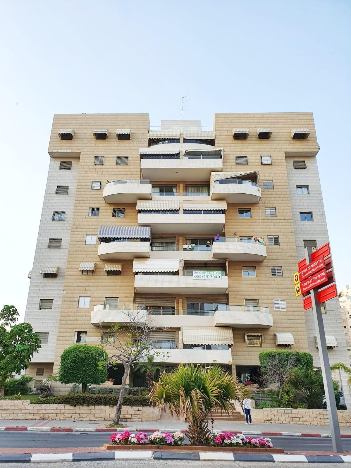דירת 4 חדרים במנחם בגין 17 חולון (ח300)