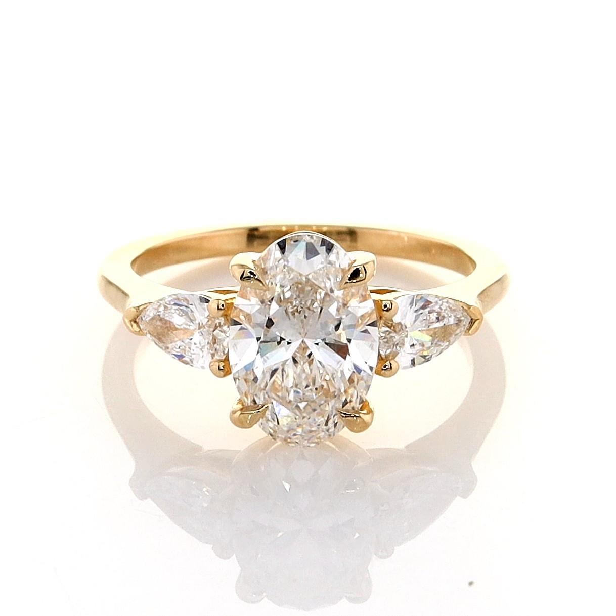 טבעת אירוסין משובץ יהלום אובל וזוג טיפות. diamond engagement ring set with an oval and a pair of pea