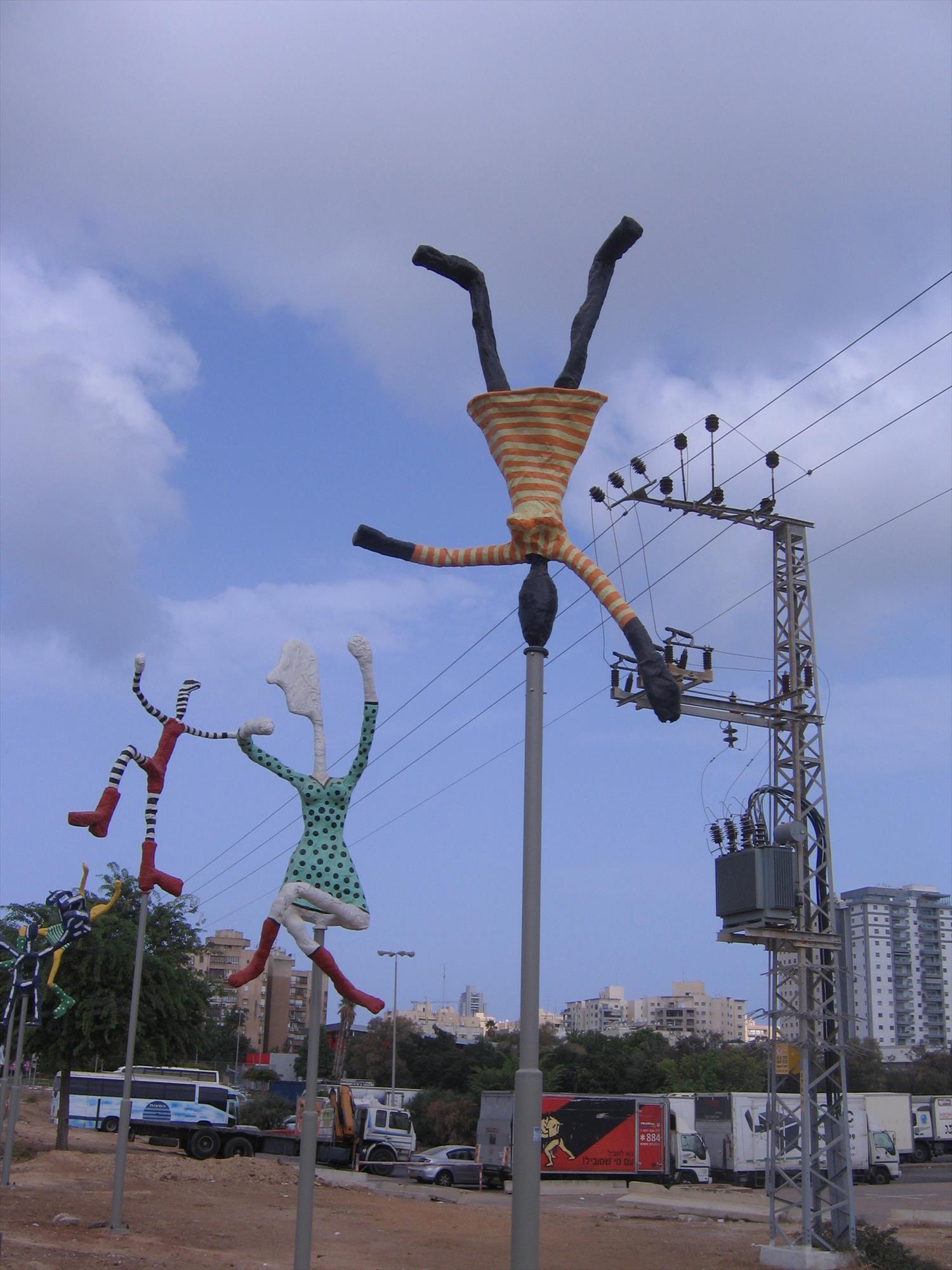 יעל יערי אומנית ציירת פסלת פסלים סביבתיים חולון היוצרת העכשווית ישראלית