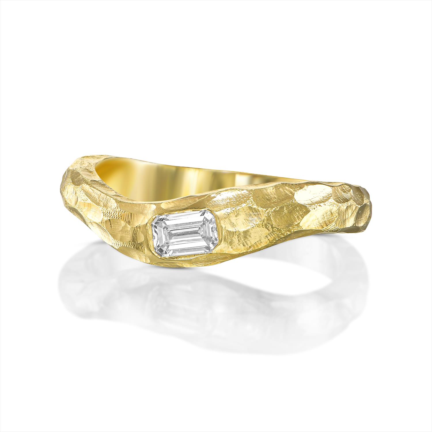טבעת זהב אסימטרית גולמי משובץ יהלום אמרלד. Raw asymmetrical rings set with an emerald diamond;