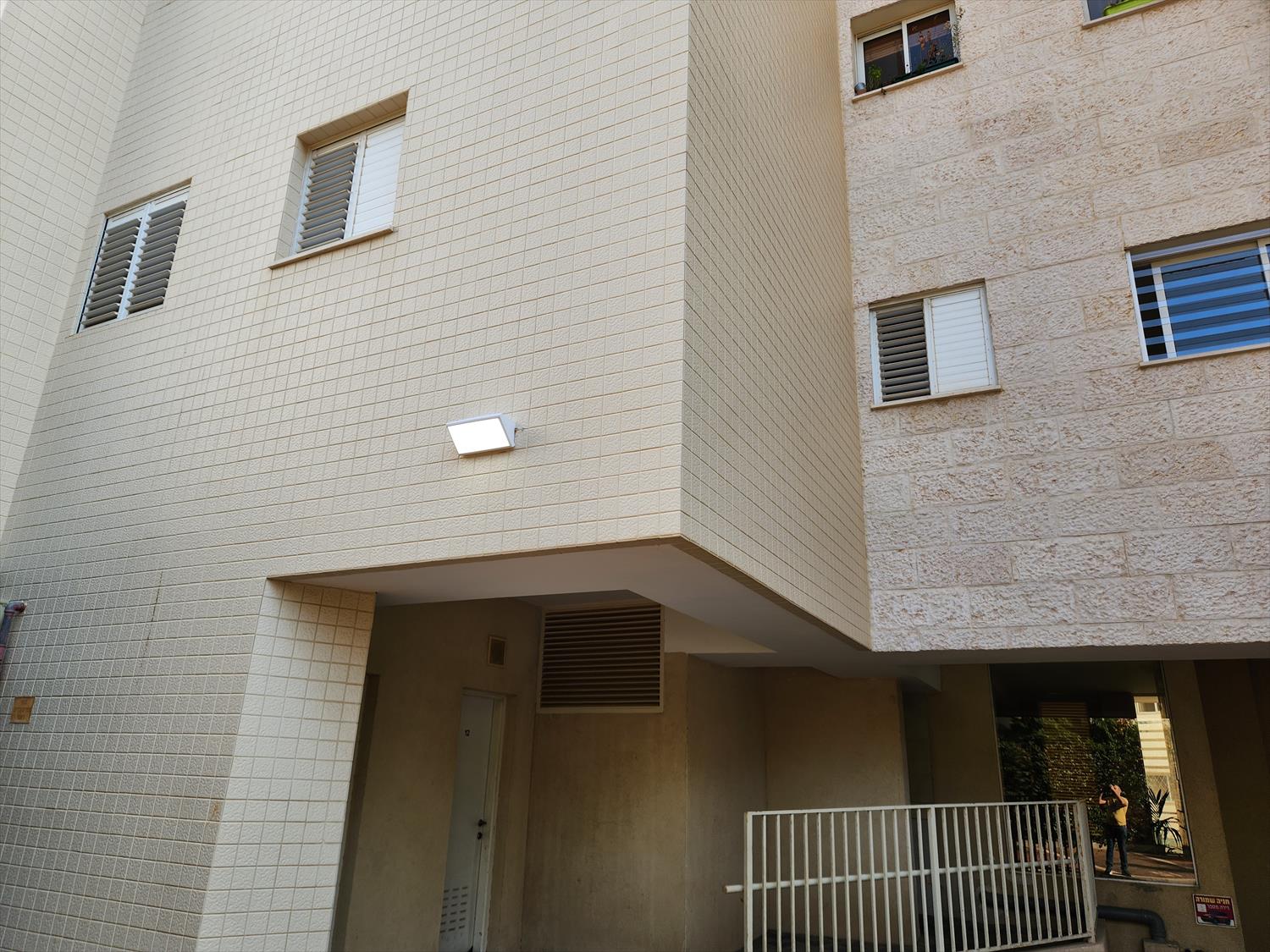 התקנת גופי תאורה בגובה