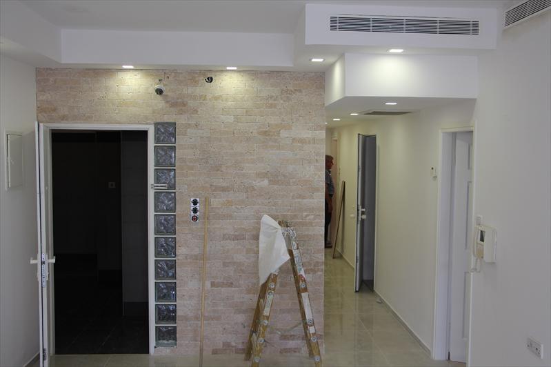 הנמכת גבס ותאורה בחלל הכניסה, הסלון והמטבח
