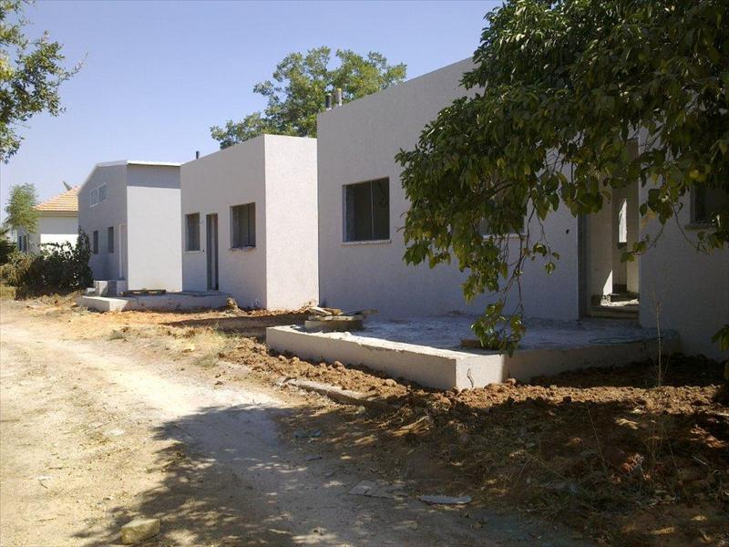 בניית 2 בתים ומבנה מסחרי