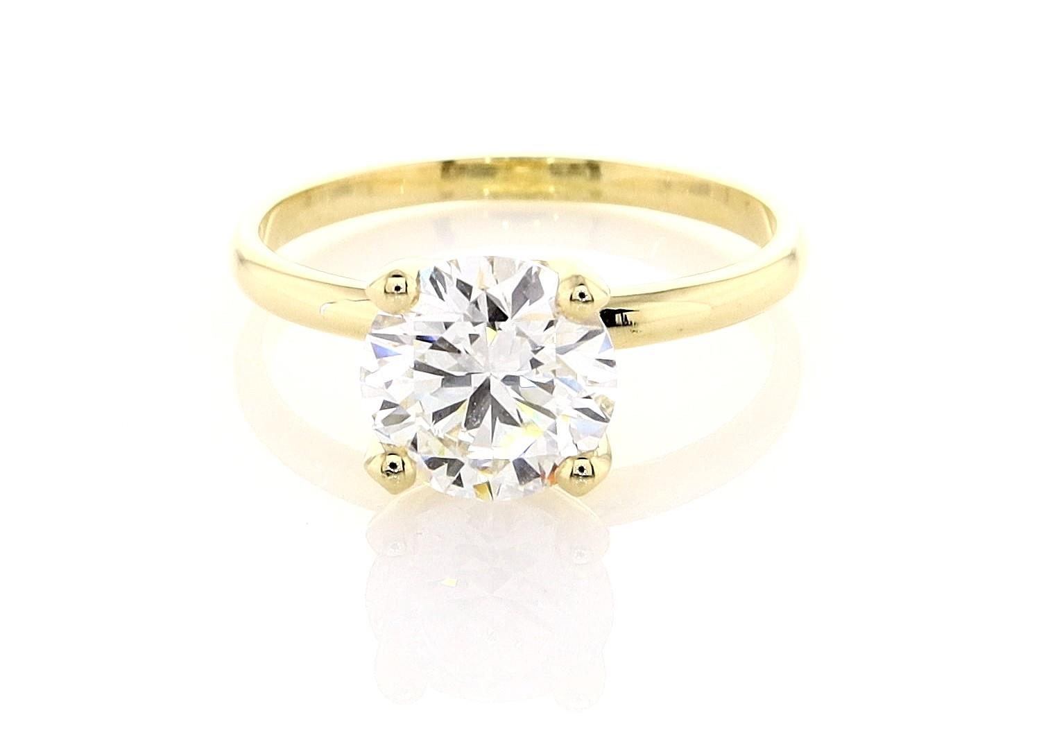 טבעת אירוסין זהב צהוב משובץ יהלום 2 קראט. gold engagement ring set with a 2 carat diamond