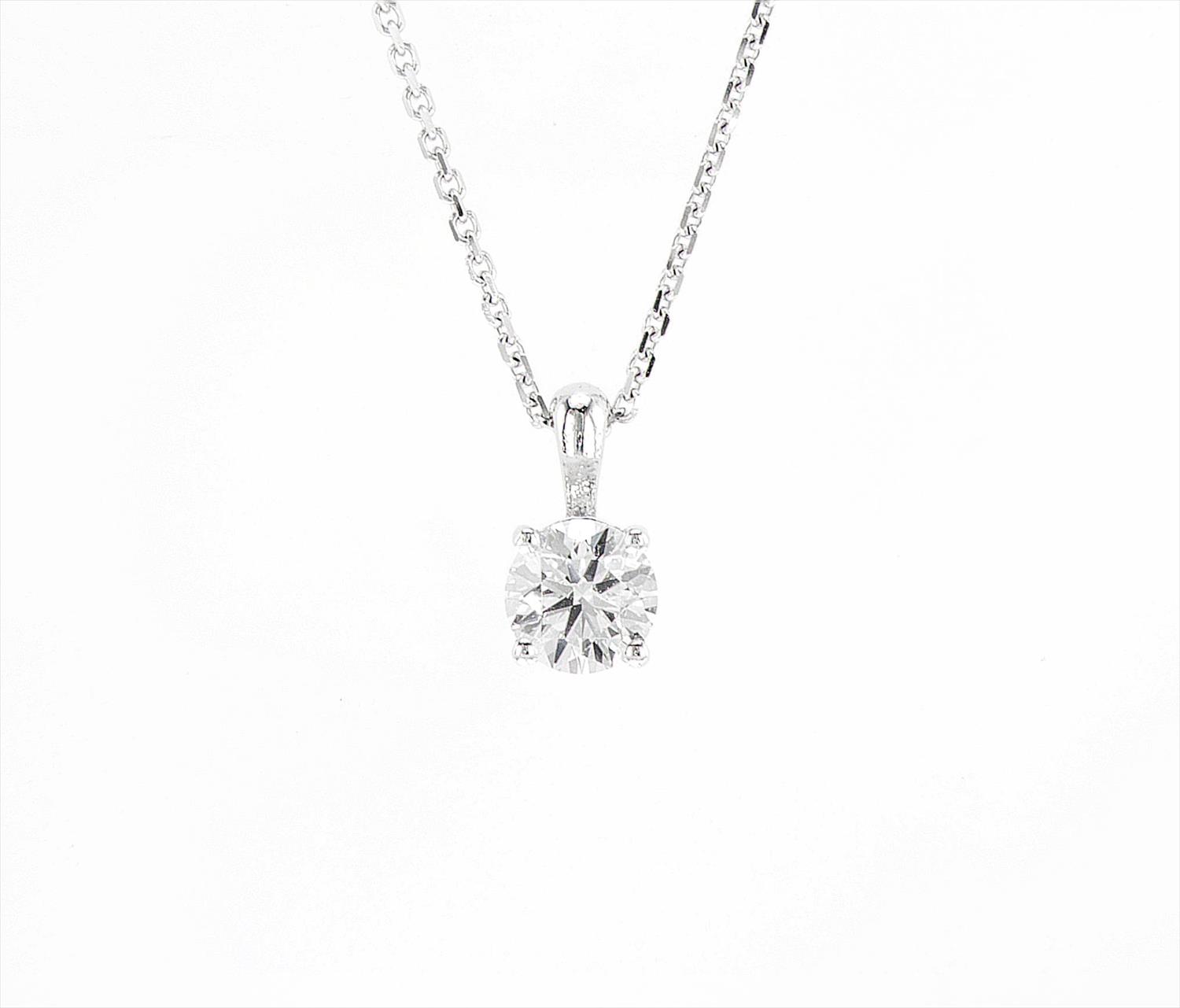 תליון זהב לבן משובץ יהלום 0.30 קראט. white gold pendant set with a 0.30 carat diamond
