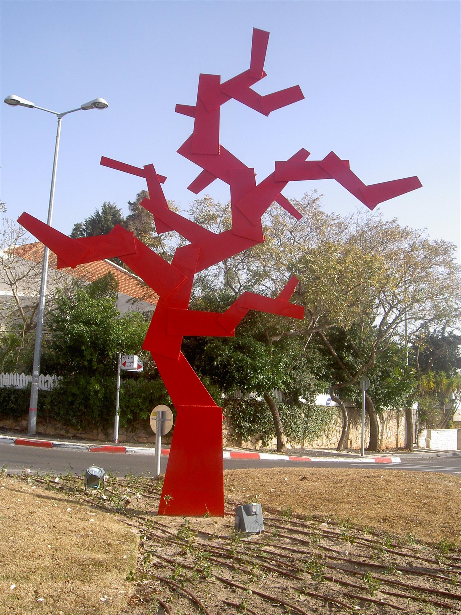 יעל יערי פיסול סביבתי פסלת יוצרת ישראלית עכשווית פסל ברזל חיפה פסלי חוץ עץ מונומנטלי גאומטרי