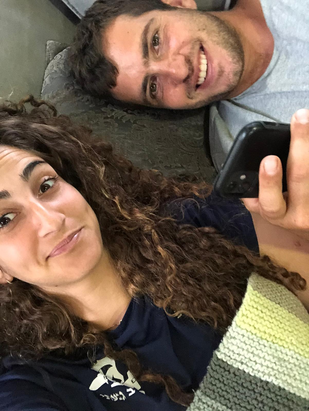 עם אהבת חייו בת הזו ענבל ארנון בנבניסטי הי״ד יליד 1997 לוחם שנפל בקרבות מלחמת חרבות ברזל