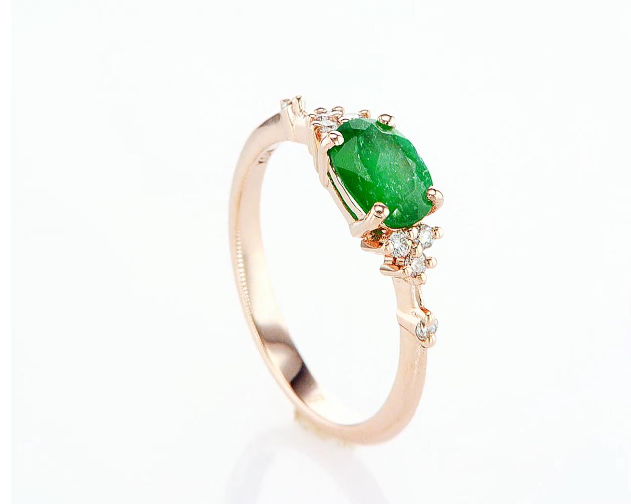 טבעת וינטז אמרלד אובל ויהלומים זהב אדום.rose gold vintage emerald and diamonds ring