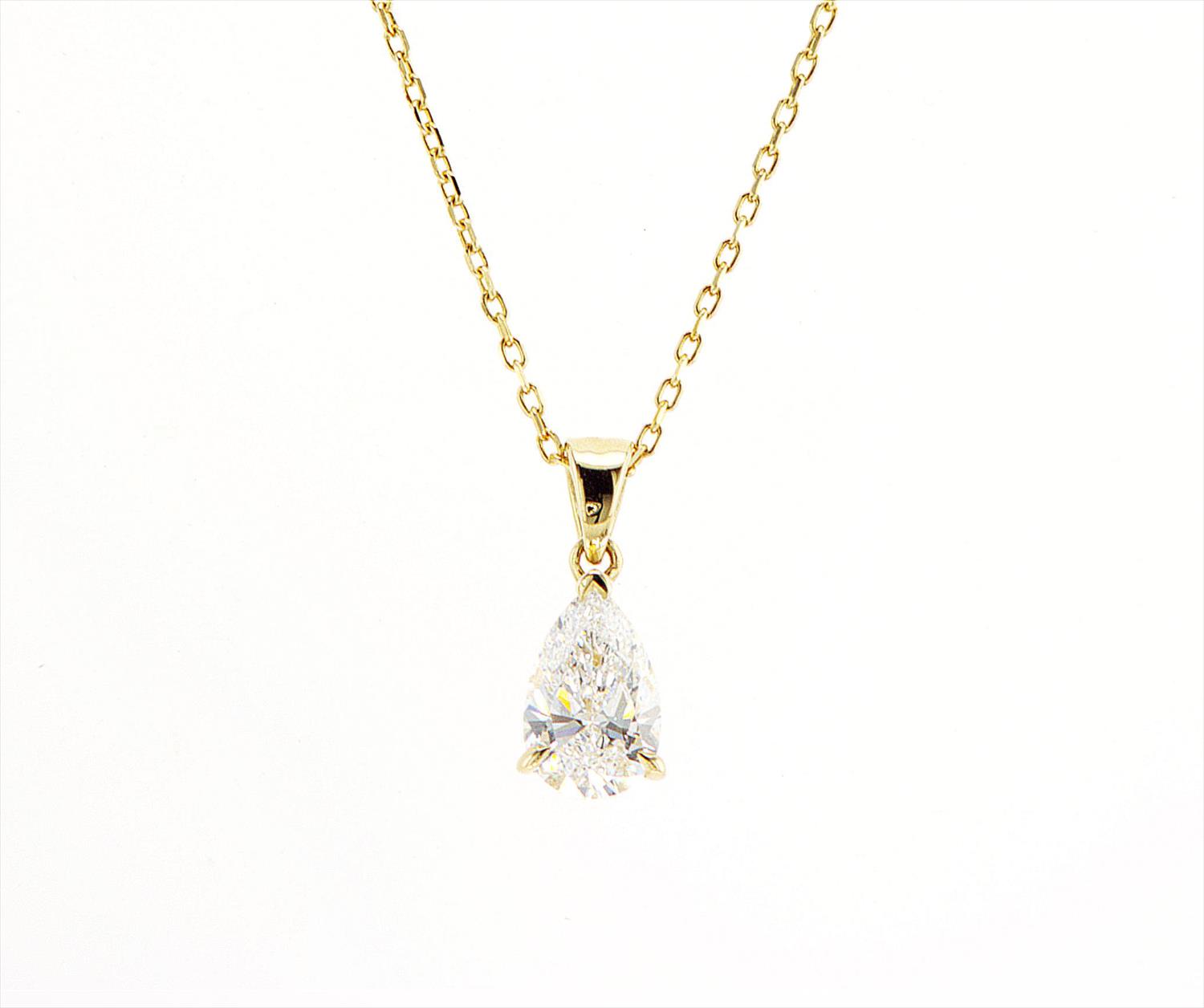 תליון סוליטר משובץ יהלום טיפה חצי קראט.Dainty soliatire pear shape diamond pendant
