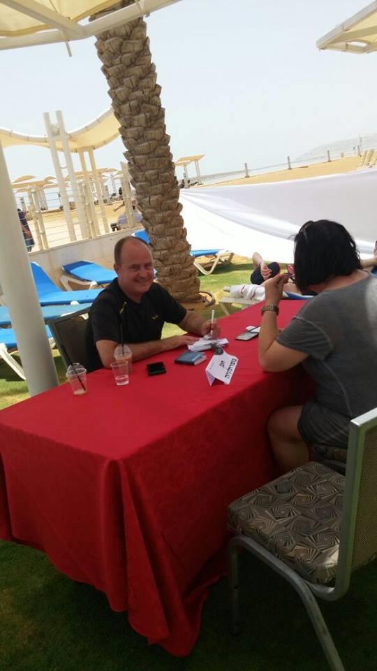 הכוונה לעובדי מועצת ענף הלול מלון קראון פלזה ים המלח