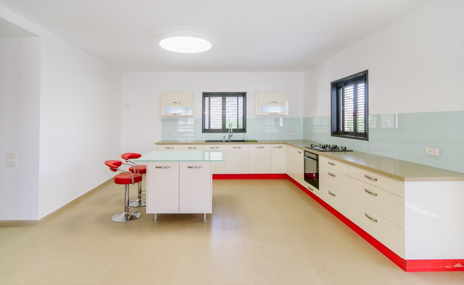 דירת 6 חדרים מיוחדת במינה בגבעת שמואל הוותיקה