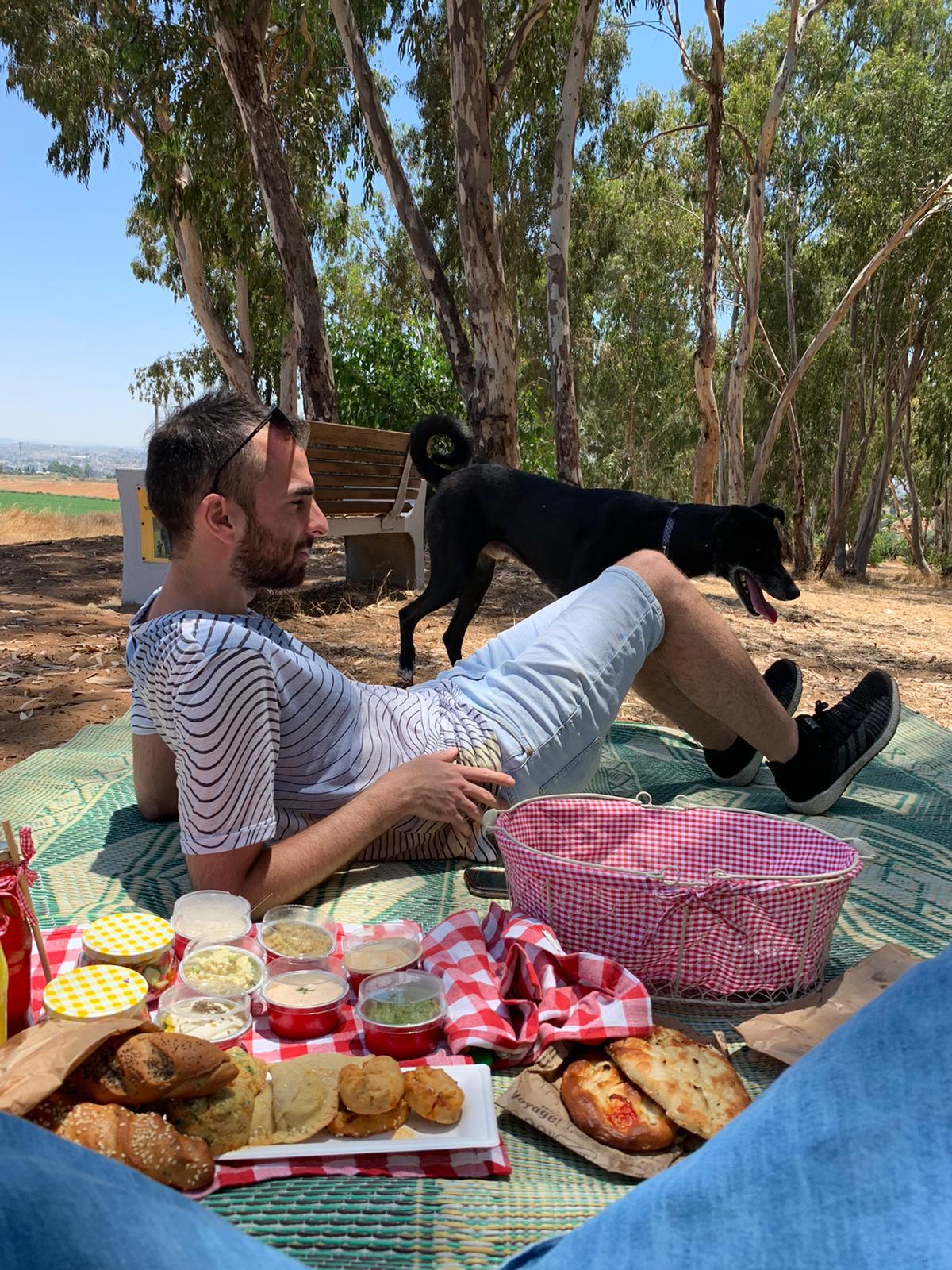 סלסלת פיקניק זוגית לארוחת בוקר רומנטית