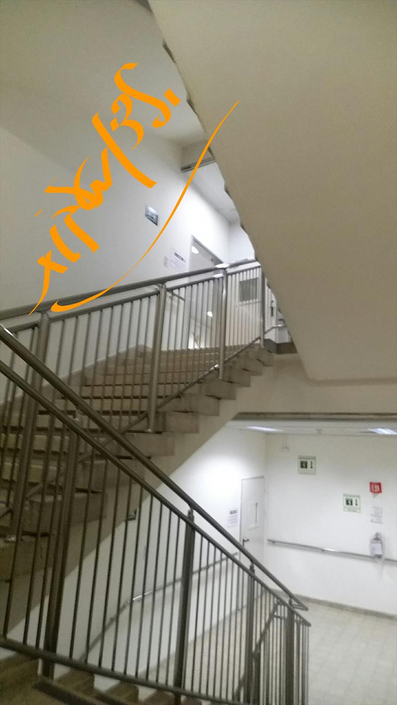 מעקה אלומיניום בגוון נירוסטה