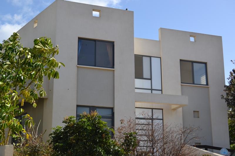 נמכר בית בית יצחק