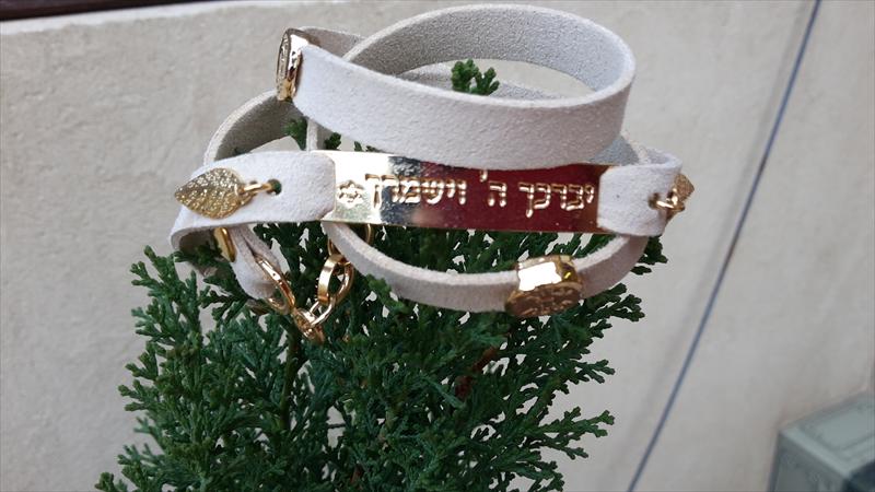 צמיד עור הפוך שמנת עם מתכות זהב