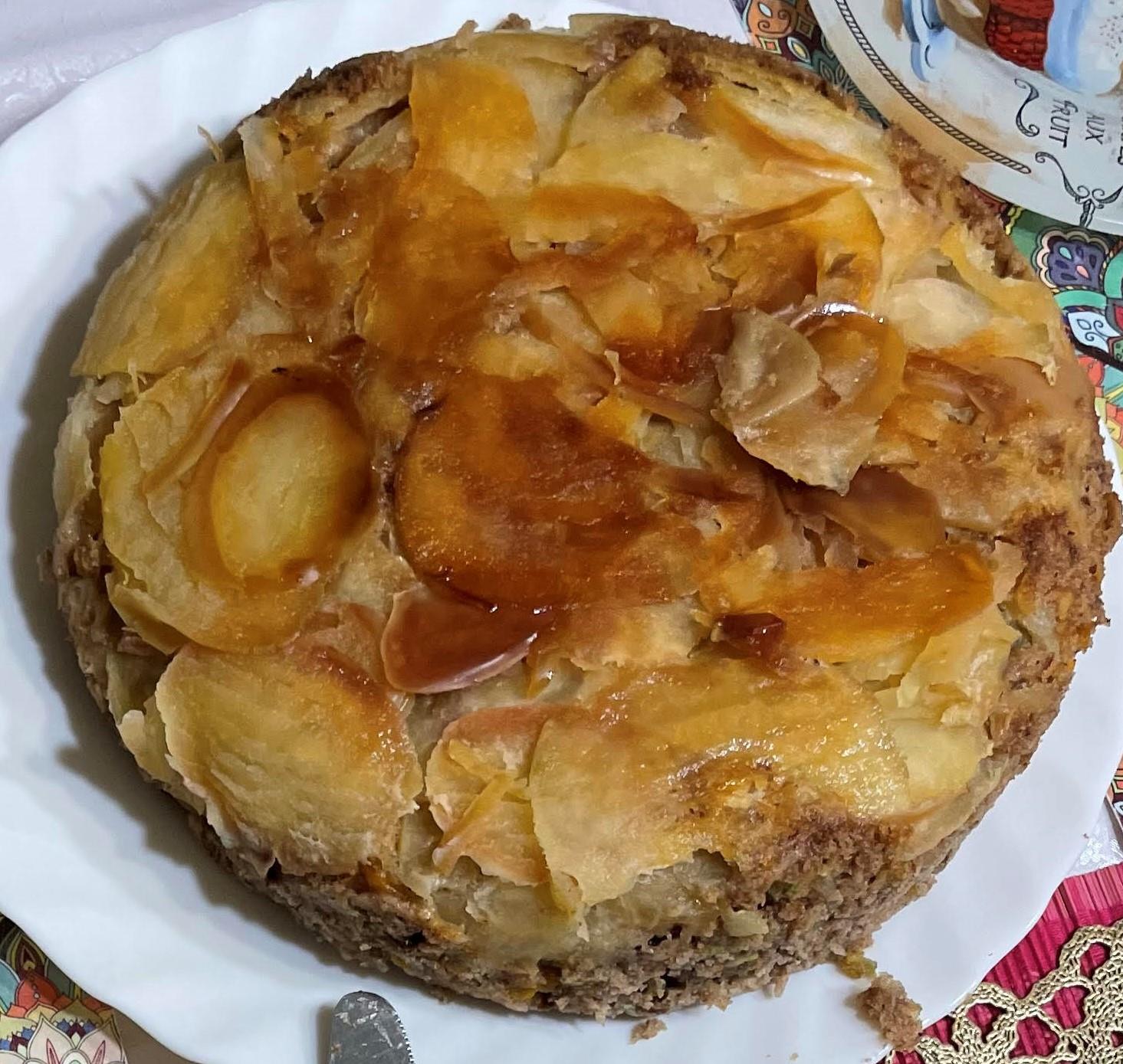 עוגת תפוחים הפוכה עם ירקות ללא שמן בכלי של SALADMADTER