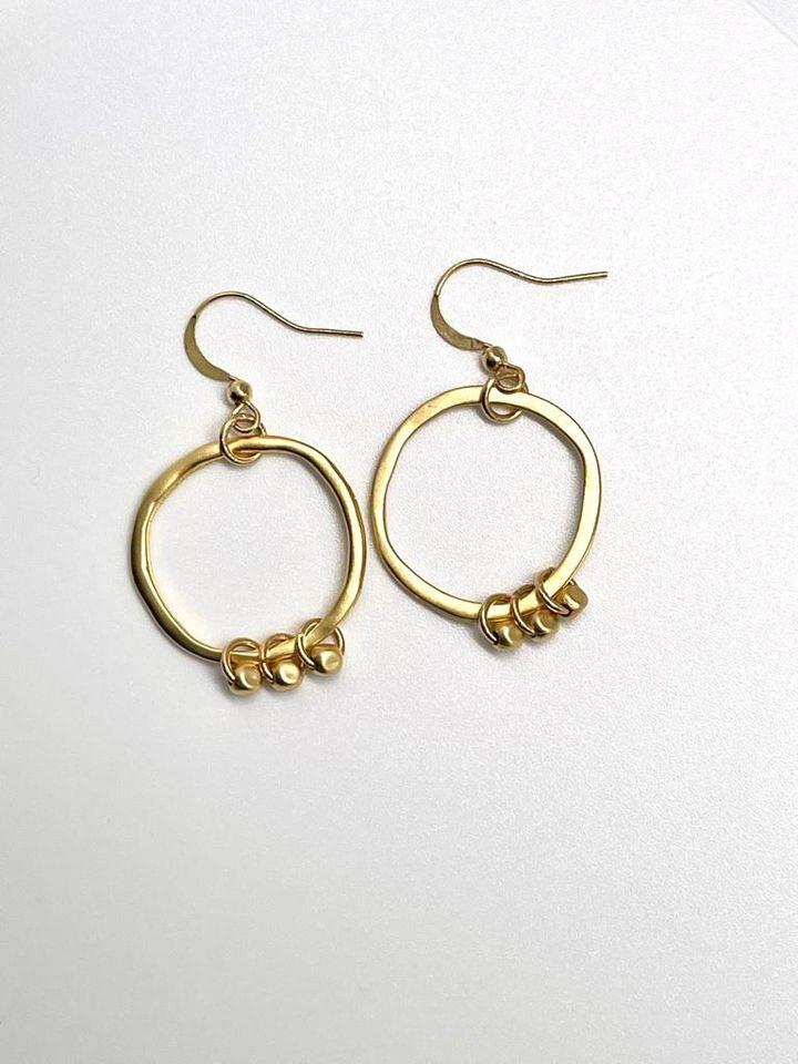 עגילי מעגל מרוקע בעבודת יד | Michal Amir jewelry