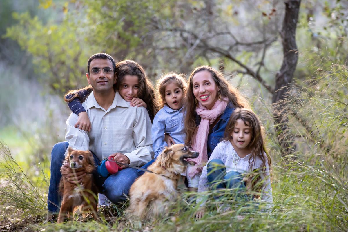 צילומי משפחה גרעינית בטבע באור טבעי