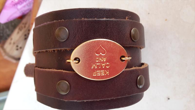 צמיד עור רחב לגבר עם מתכות