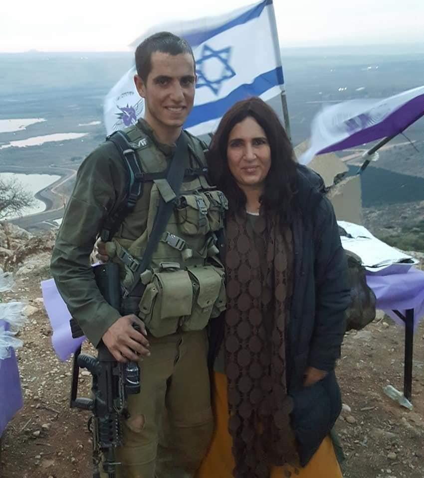 תמונה עם האמא היקרה ליד דגל ישראל ארנון בנבניסטי הי״ד יליד 1997 לוחם מלחמת חרבות ברזל
