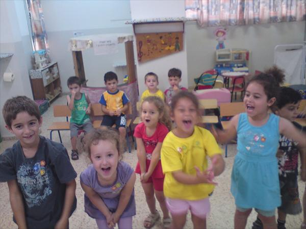 יוגה צחוק לילדים בקייטנה