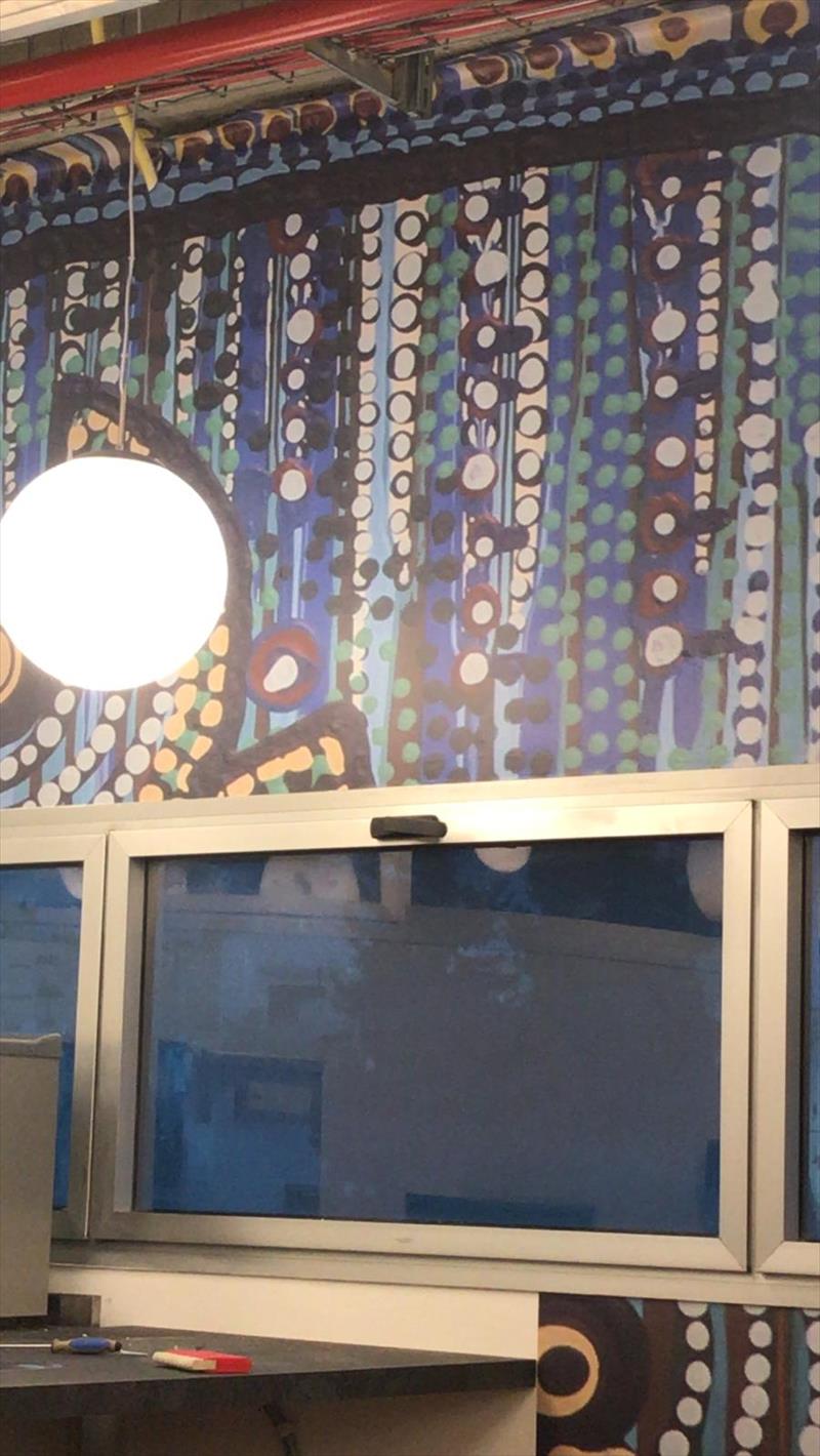 תצוגה קבועה על קיר במכון הטכנולוגי חולון מירית בן נון