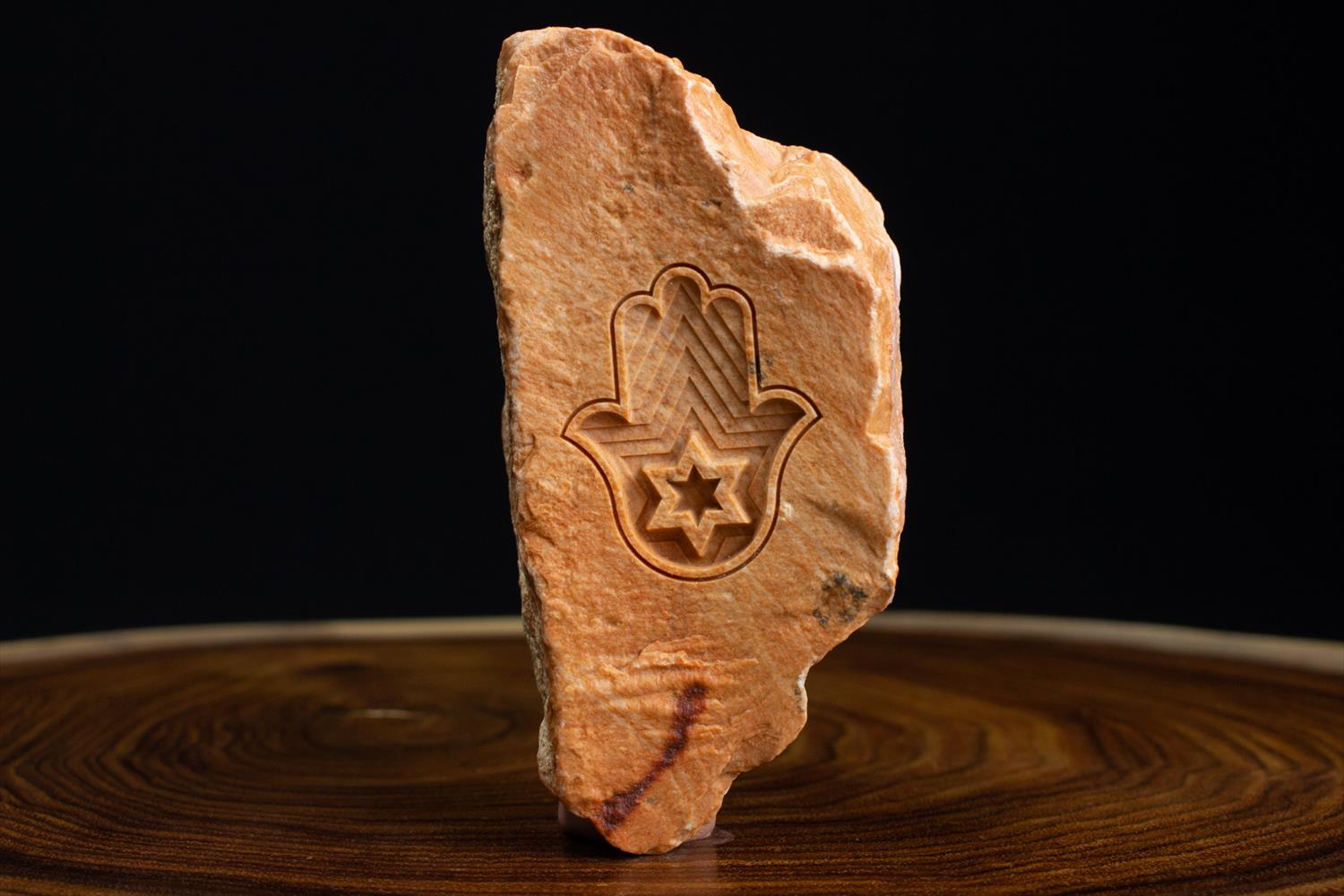 חמסה חרוטה על אבן ירושלמית גולמית
