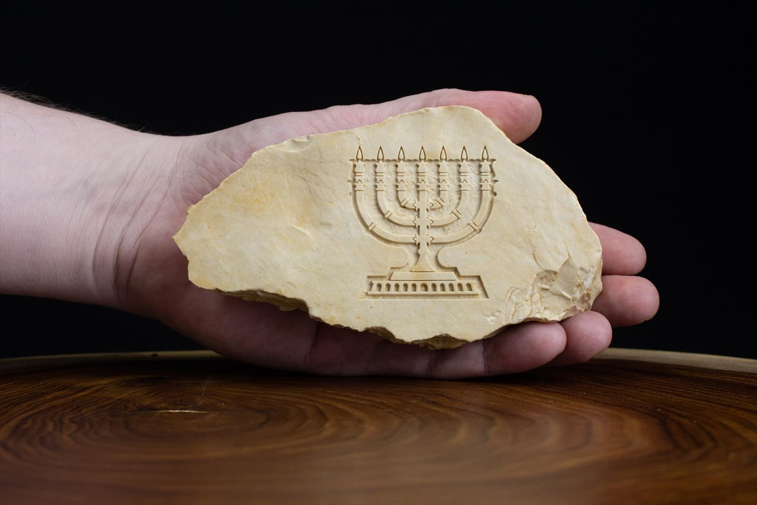 מנורה חרוטה על אבן ירושלמית גולמית